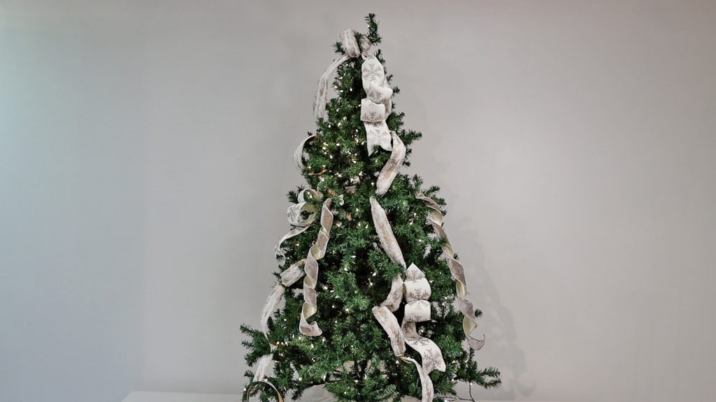 Amitha Verma takes a simple tree and makes it look like it was professionally designed with farmhouse Christmas tree decorations.