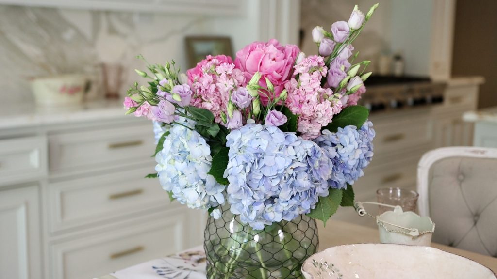 To emphasize the colors in her summer tablescape, Amitha Verma put together a loose floral arrangement.